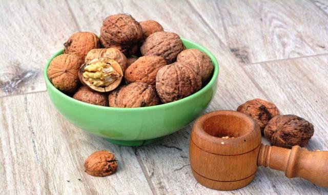 گردو عجب شیر؛ طبع گرم ویتامین (A C پتاسیم فیبر)