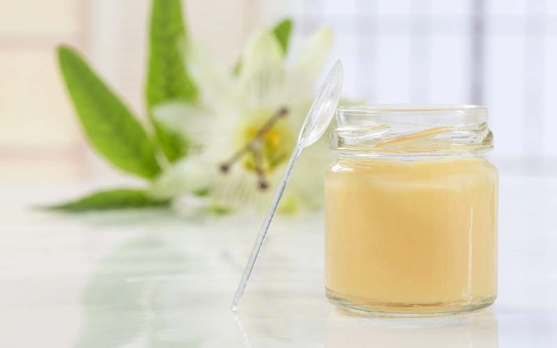 عسل ژل رویال؛ رنگ کرمی پروتئین ویتامین پیشگیری سرطان درمان زخم دهان