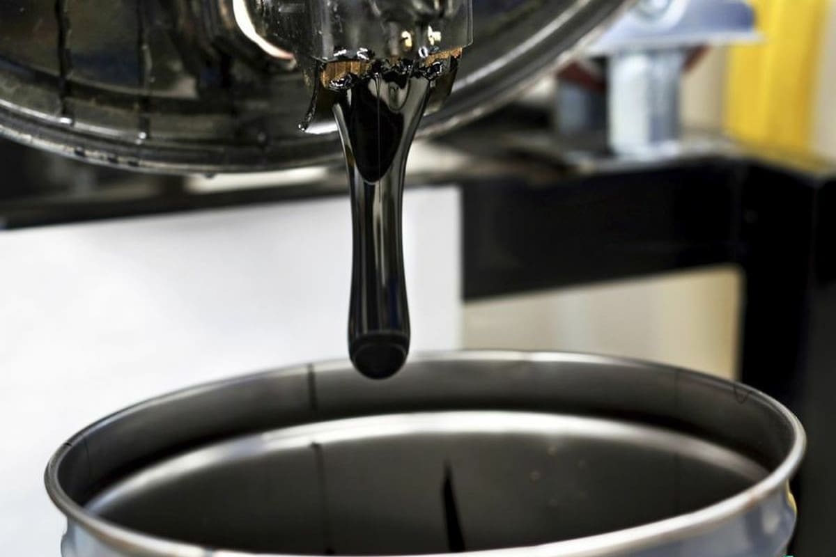 قیر در بازار آزاد؛ 2 رنگ (سیاه قهوه ای تیره) عایق کاری ساختمان آسفالت خیابان