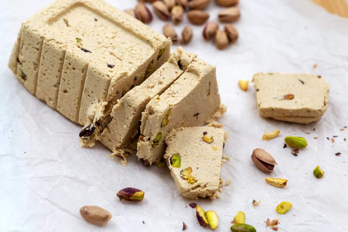 حلوا ارده تجار؛ رنگ روشن بافت نرم طعم کنجد کیلویی بسته ای