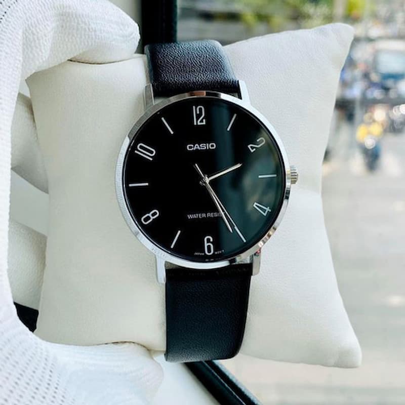 ساعت کاسیو مردانه بند چرمی؛ گرد فلزی  ضد آب Made in Japan