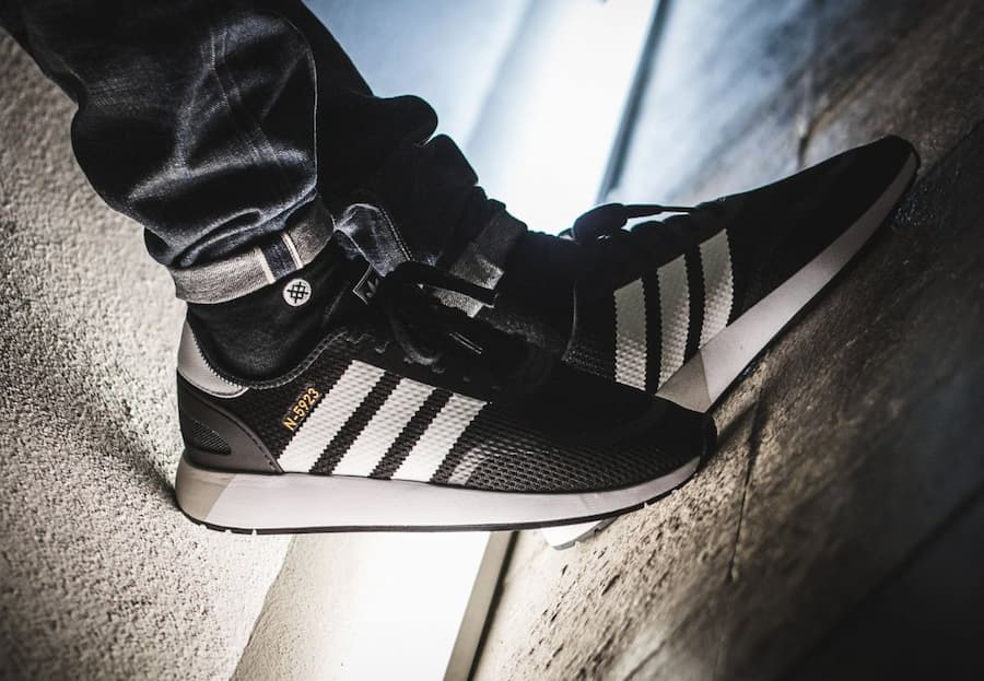 کفش ادیداس n 5923 جنس لاستیکی  جلوگیری از تعریق مناسب ورزش