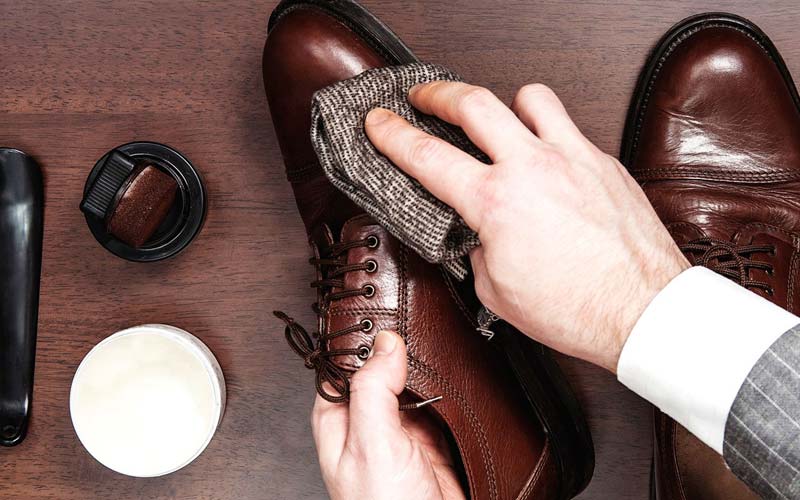 واکس مایع کفش؛ پایه روغنی ترکیبات (موم اتیلن گلیکول) ماندگاری بالا