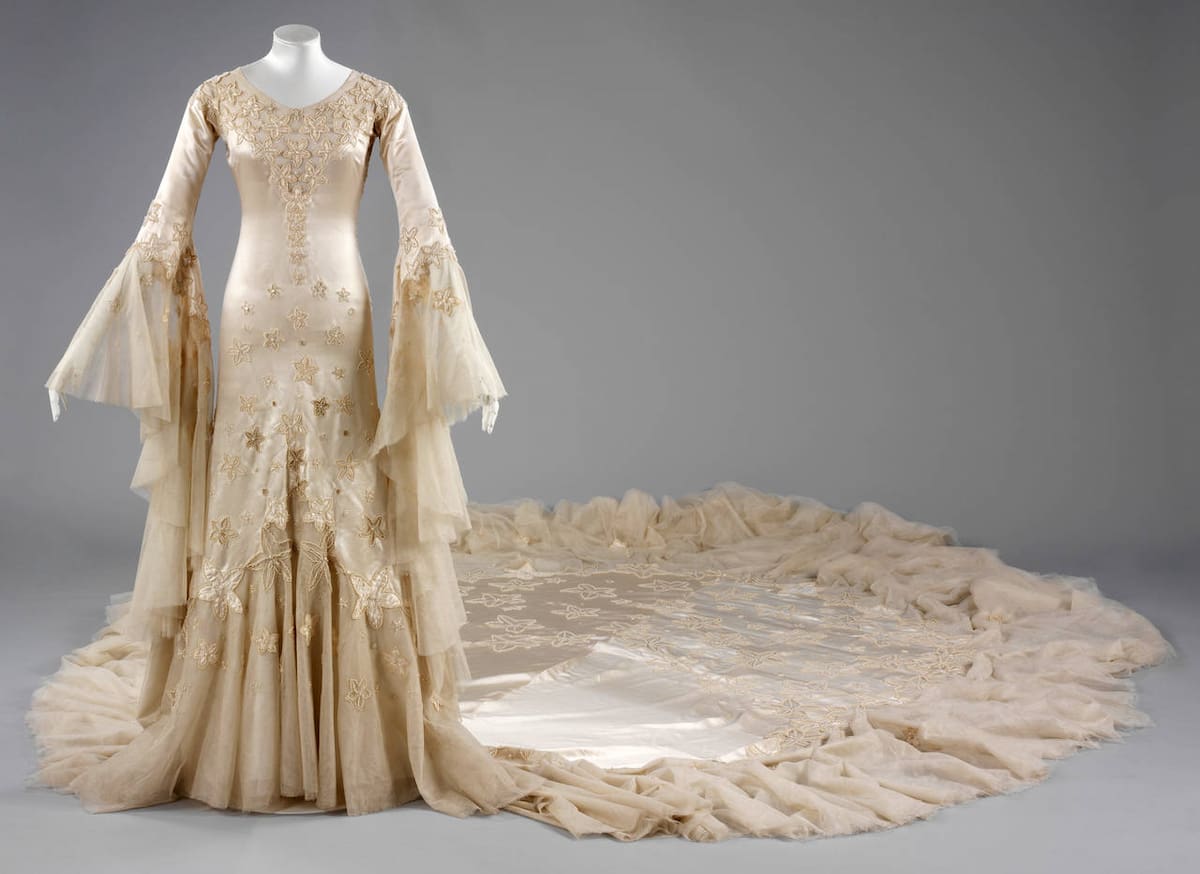 لباس عروس فرمالیته؛ پوشیده بلند ساده نوع (غلافی شیپوری پری دریایی)