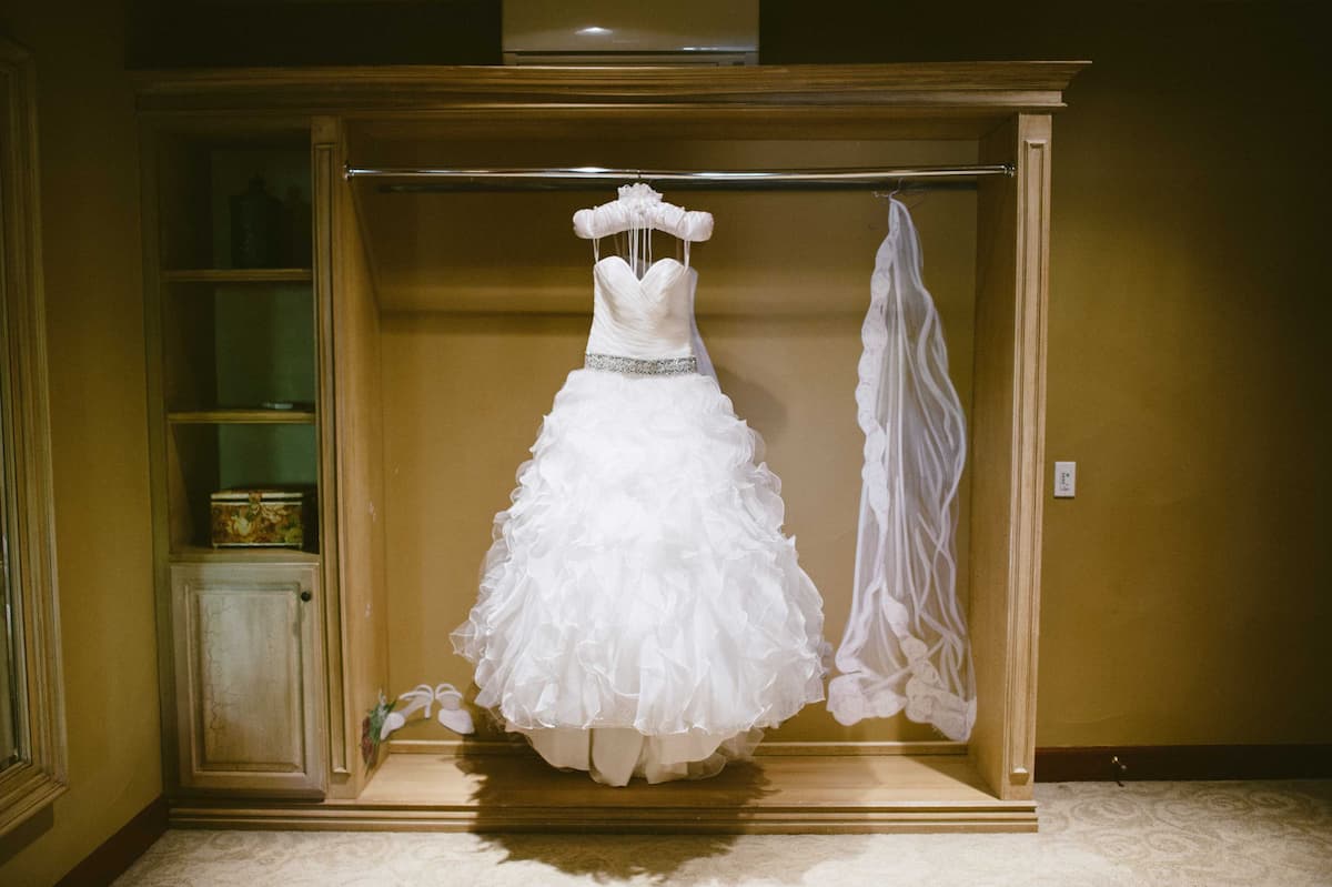 لباس عروس فرانسوی؛ کوتاه بلند گیپور دنباله دار سنگ دوزی