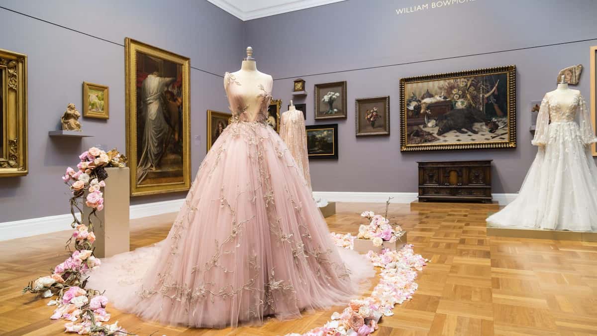 لباس عروس طلایی؛ شامپاینی برنز خال خالی دارای آستین های توری بالا پوش سفید