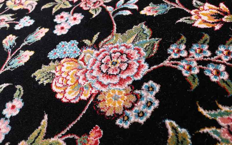 فرش نگین مشهد طرح افشان؛ دارای گل ریز درشت با گره ظریف در تنوع رنگ