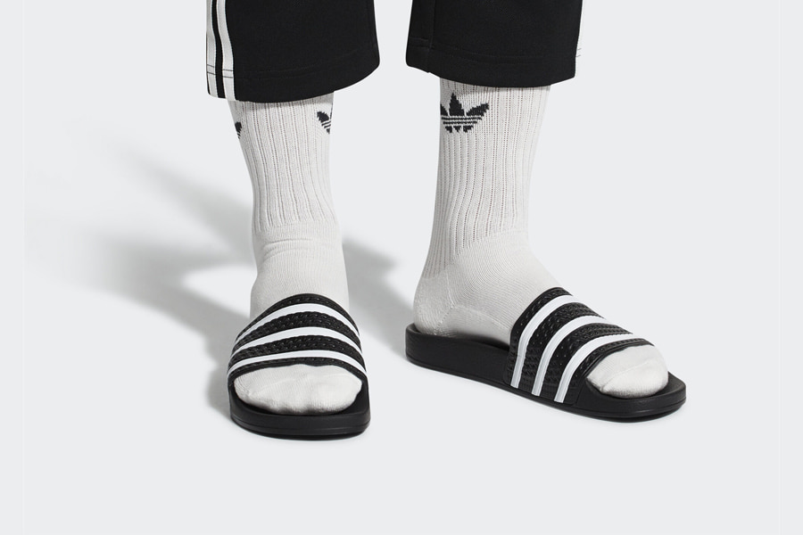 دمپایی آدیداس اورجینال ؛ مرغوب با کیفیت 6 رنگ مشکی طوسی سفید قرمز سبز صورتی