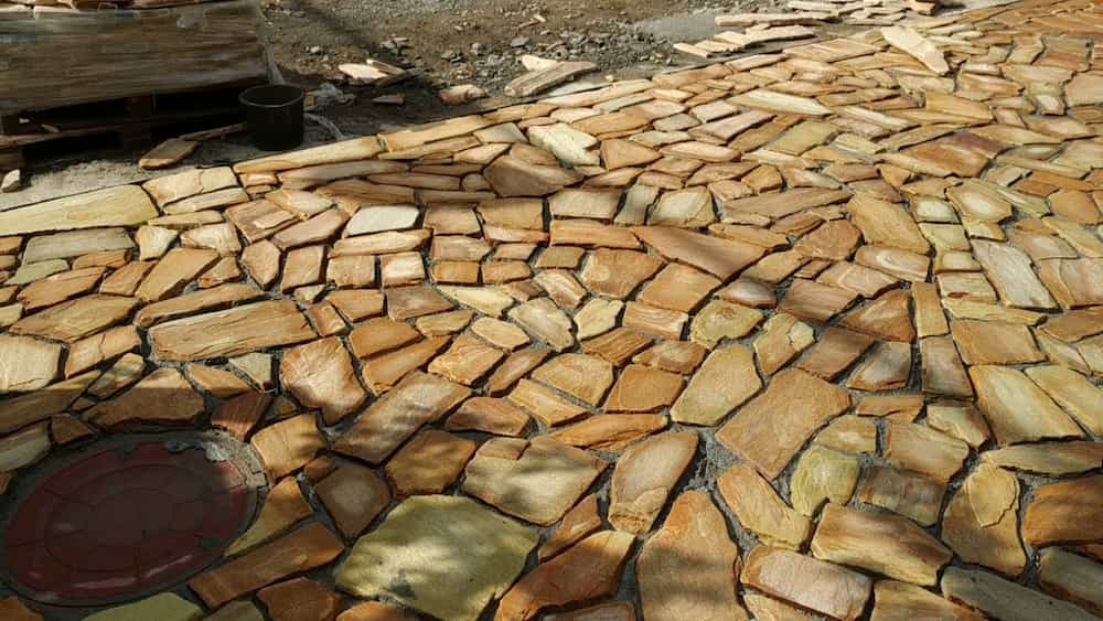 سنگ لاشه رنگی ؛ مناسب کف خانه با تنوع در رنگ طرح مقاوم در برابر باران