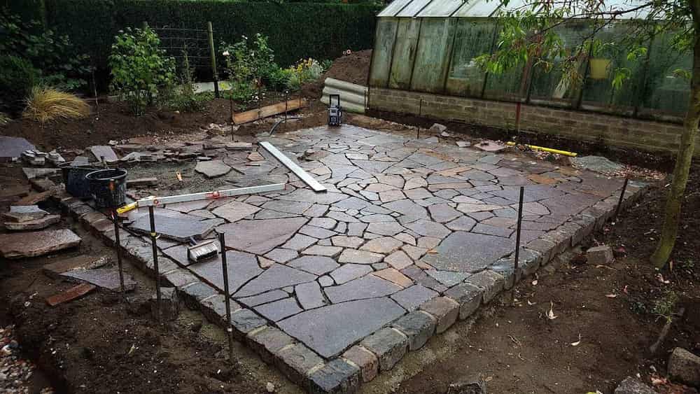 سنگ لاشه کف باغ؛ استحکام بالا تنوع رنگ مناسب (کف دیوار)