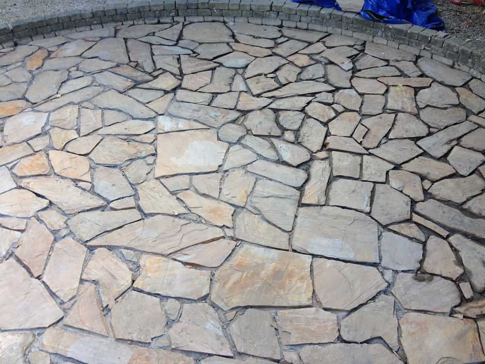 سنگ لاشه کف سازی ؛ جلوه زیبا مقاوم در برابر سرما گرما در 3 رنگ قهوای سیاه سفید