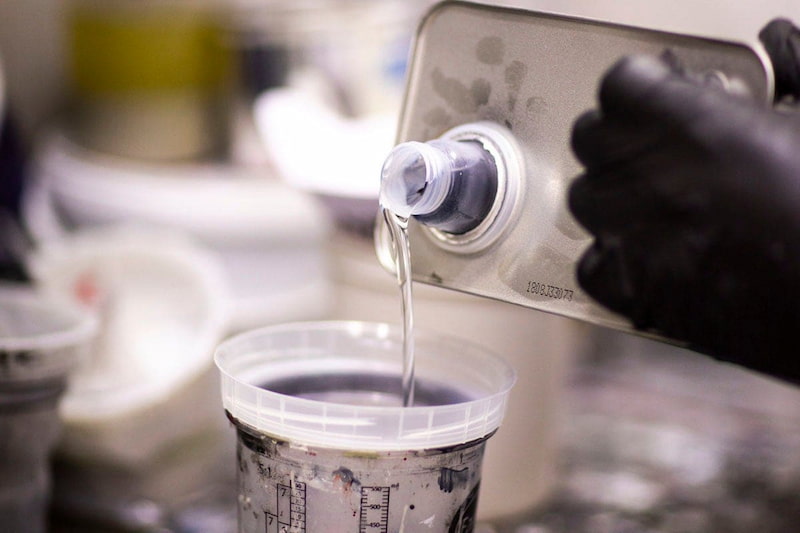 تینر روغنی 4 لیتری؛ پایه نفتی 2 رنگ کرم زرد قوی ترین حلال صنعت رنگ سازی