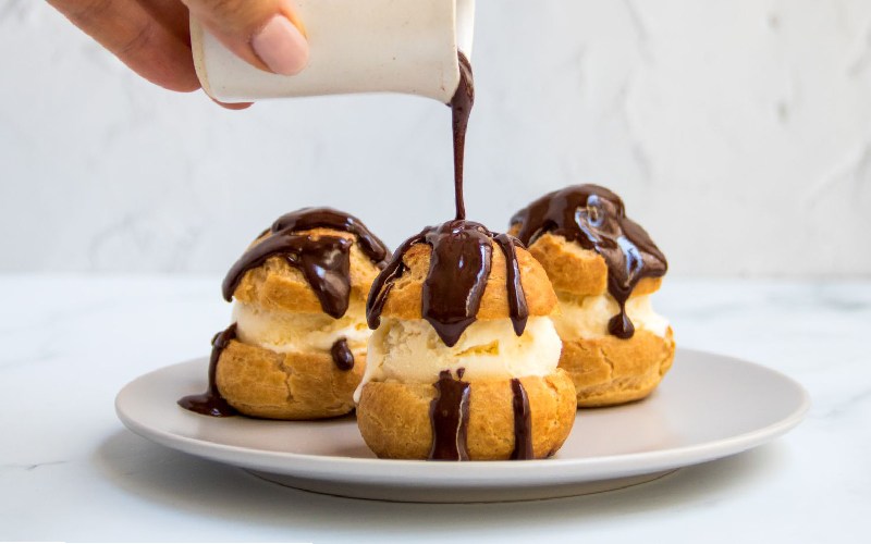 شیرینی خامه ای ؛ لطیف شکلاتی  2 مشخصه گرد تهیه شده از خمیر پفی