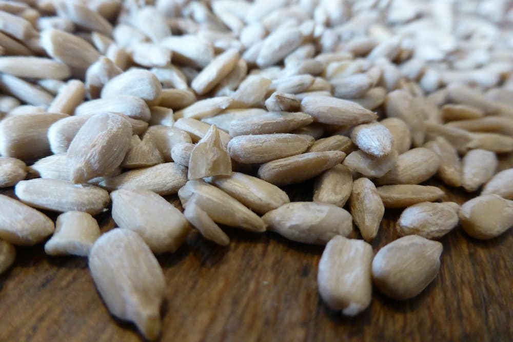 مغز تخمه آفتابگردان بسته بندی؛ دور سفید راه راه 2 رنگ مشکی سفید