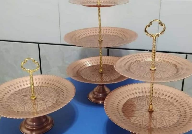 ظرف مسی سه طبقه؛ عمق زرد رنگ نقوش برجسته مخصوص سرو میوه