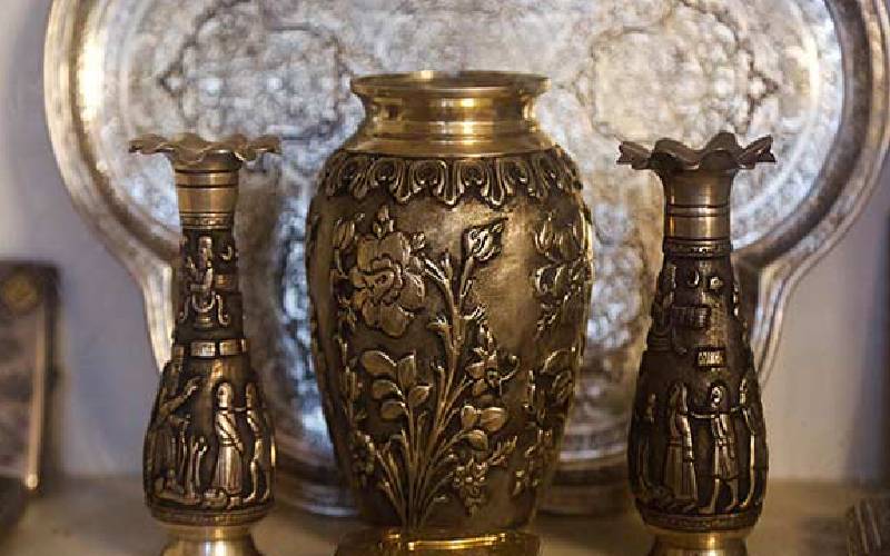 قلم زنی روی مس؛ رنگ تیره بادوام نوع شیرازی اصفهانی تبریزی