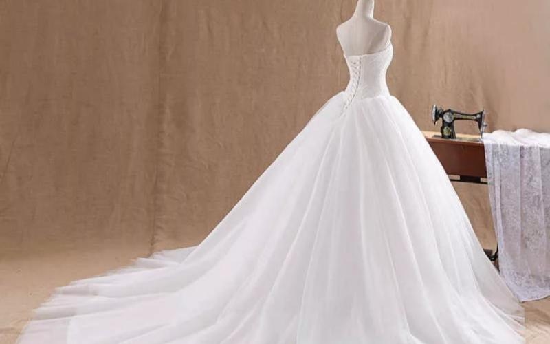 دوخت لباس عروس در اصفهان؛ دنباله دار ساده نوع پارچه حریر تور