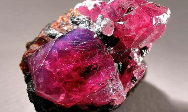 سنگ یاقوت سرخ خام؛ تیره روشن مناسب جواهرات طلا نقره