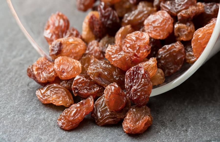 کشمش کابلی؛ ریز قهوه ای سیاه درمان کمر درد Vitamin C