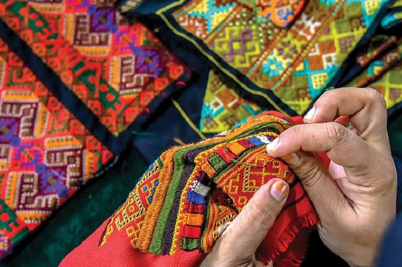 سوزن دوزی بلوچی؛ تزئین لباس سنتی پارچه آرایی اشکال هندسی