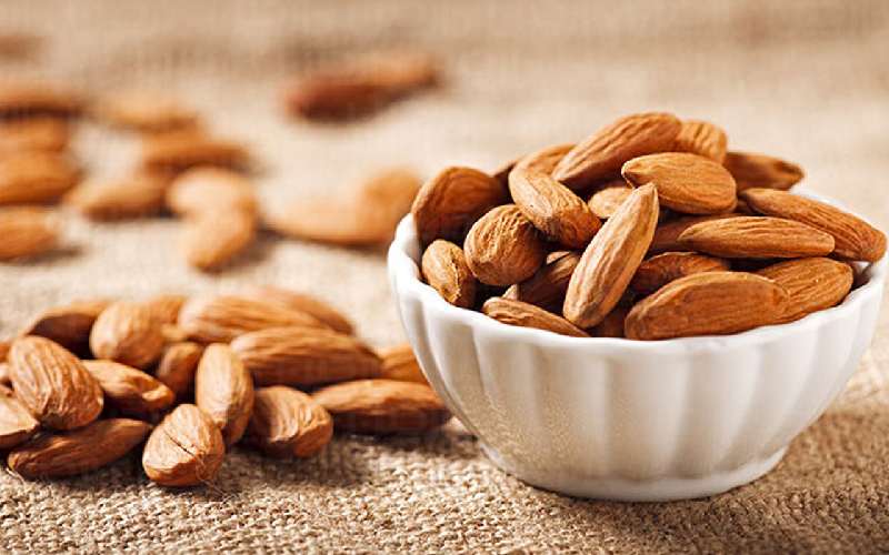 بادام شیرین با پوست almonds شیرین دارای کلسیم مناسب کودکان بزرگسالان