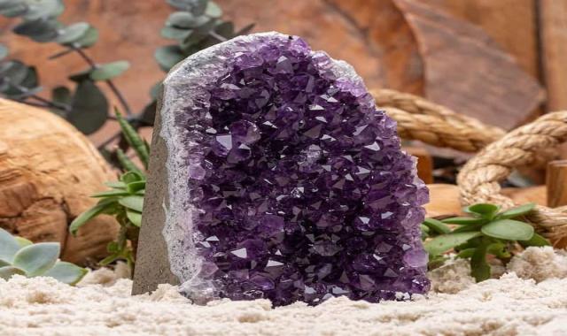 سنگ طبیعی کوارتز؛ ماکرو کریستالی کریپتو کریستالی رنگ (سفید بنفش قرمز)