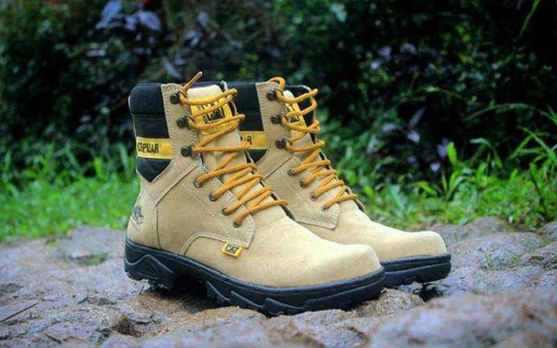 کفش ایمنی کاترپیلار در ایران caterpillar بسیار نرم راحت رنگ (قهوه ای مشکی سبز)