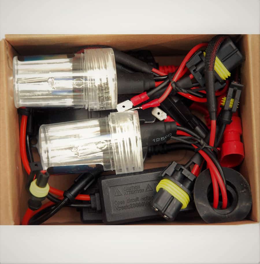 لامپ زنون بنز؛ جنس شیشه فلز پراکندگی نور یکنواخت مناسب چراغ جلو عقب