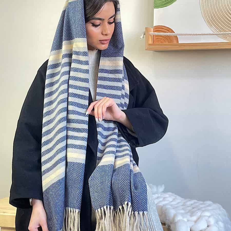 شال و روسری در بازار جعفری؛ نخ پنبه مقاوم برابر اجسام تیز