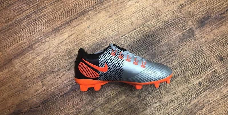 کفش فوتبال بچگانه نایک؛ چرم عاج محکم مناسب زمین چمنی سالن