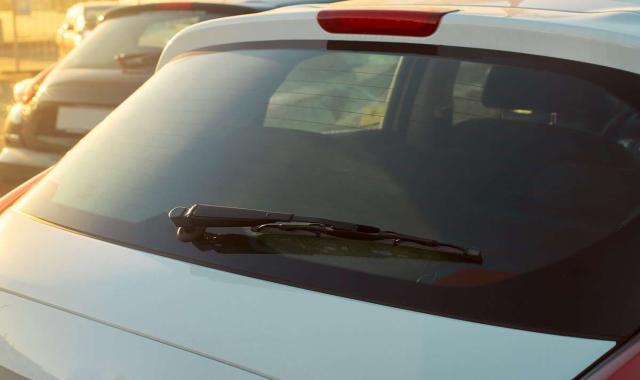 شیشه پاک کن عقب 206؛ حرکت رفت برگشتی جنس (فلز پلاستیک)