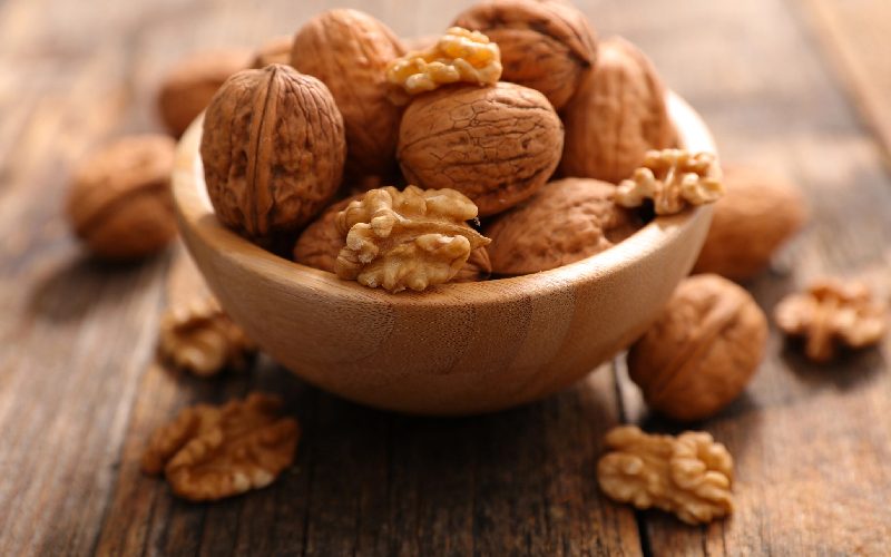 گردو در بازار مراغه؛ طبع گرم حاوی (امگا 3 K کلسیم پتاسیم)