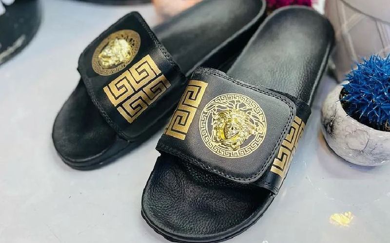 دمپایی ورساچه؛ کفی آج دار جنس چرمی پلاستیکی نرم سبک