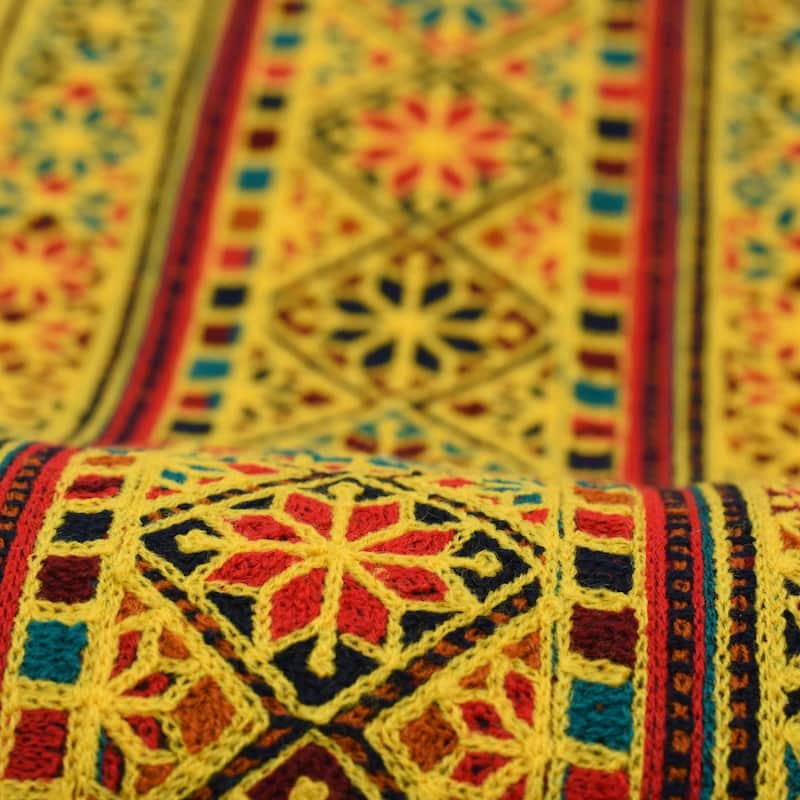 سوزن دوزی بلوچ؛ تزئین لباس بچه گانه زنانه زیورآلات نخ رنگی ابریشم