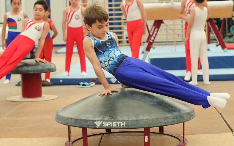 لباس ژیمناستیک پسرانه بچه گانه؛ رنگ سفید آبی زرد (شلوار دوبنده شورت)