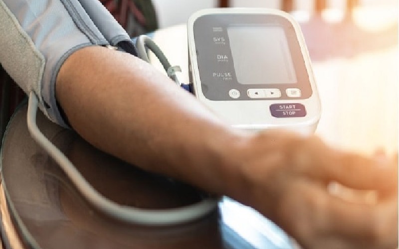 دستگاه فشار خون دیجیتال سخنگو؛ برقی باطری نمایش ضربان قلب Sphygmomanometer