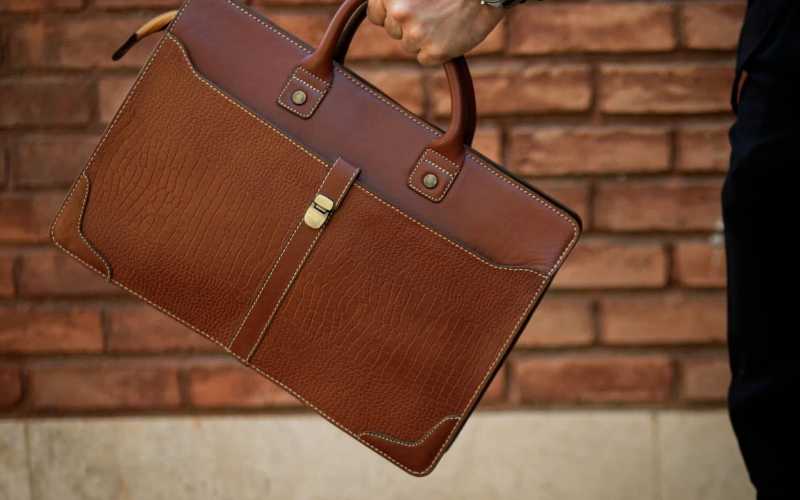 کیف لپ تاپ نوین چرم؛ چرمی پارچه ای ضدآب 2 رنگ قهوه ای مشکی