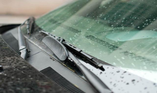 شیشه پاک کن خودرو؛ مخزن مواد شوینده مقاوم برابر آب هوا