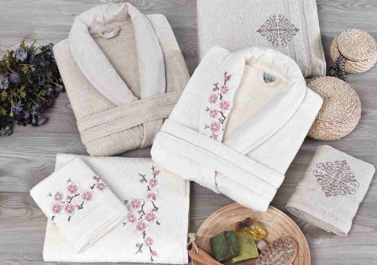 حوله تن پوش کالار؛ جنس ابریشمی پنبه ای طرح ترمه ساتن 2 رنگ سفید شیری