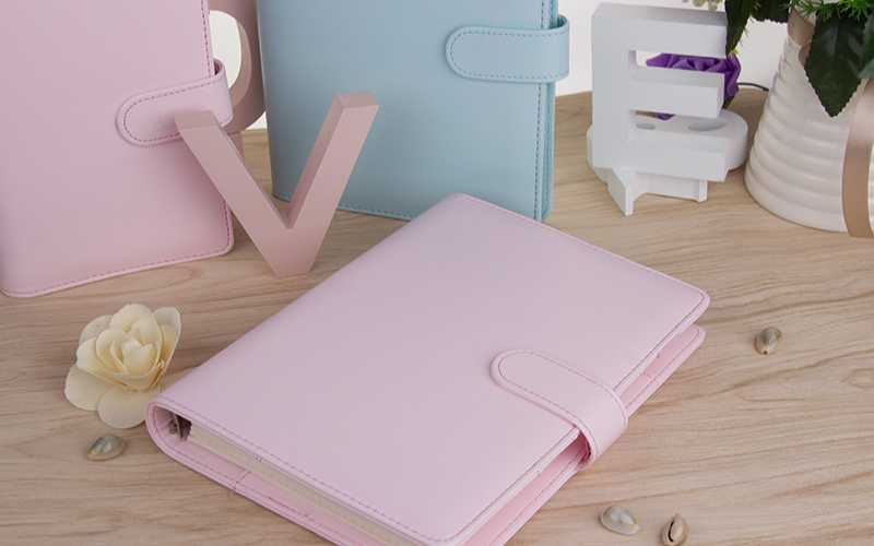 کیف تبلت صفحه کلید دار؛ کلاسوری هوشمند زیپی دارای پایه اتصال کابل