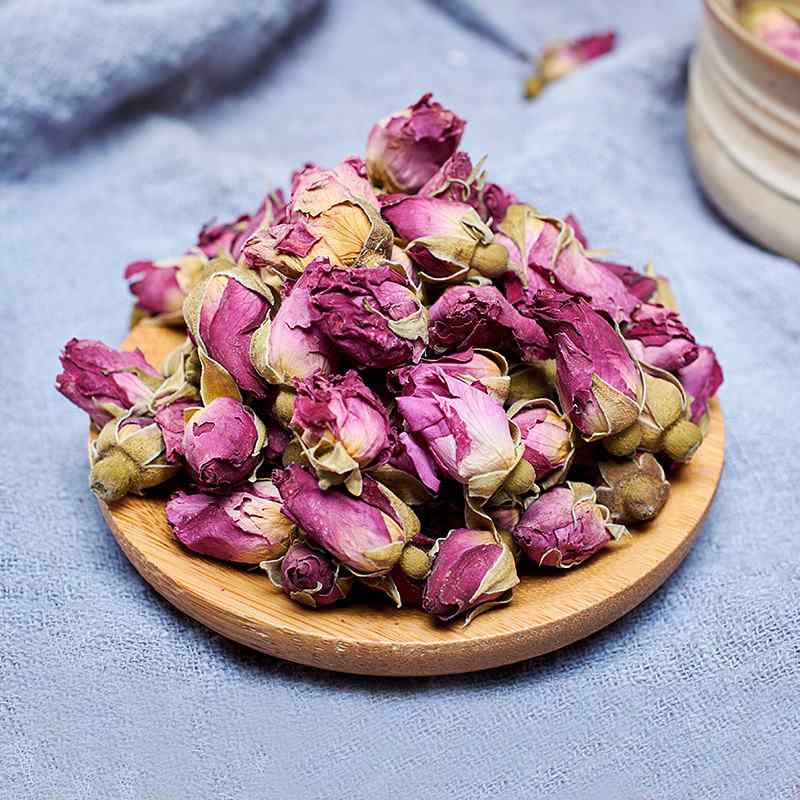 گل محمدی خشک شده در بازار؛ صورتی گلبرگ نازک حاوی آنتی اکسیدان