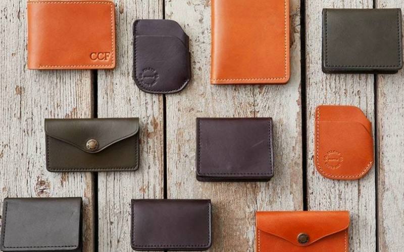 کیف پول مردانه مارک دار؛ چرم طبیعی دکمه ای مختص قرارگیری داخل جیب