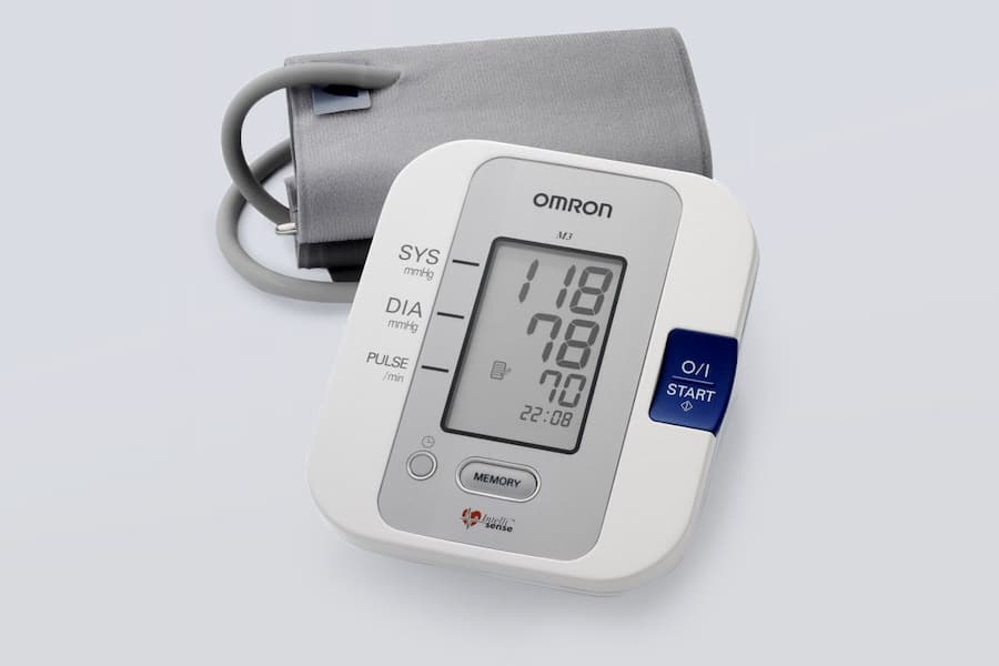 دستگاه فشار خون omron m6 comfort؛ بازویی کاف فنری بررسی میزان ضربان قلب