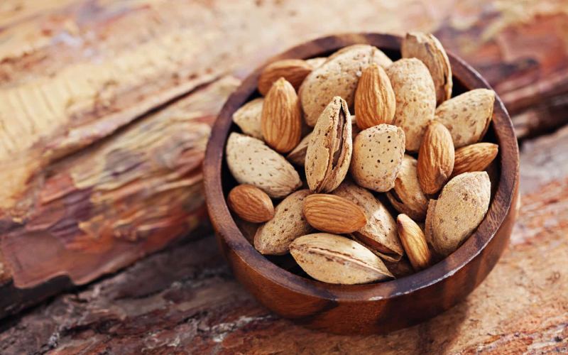 بادام درختی تازه با پوست؛ درمان یبوست حاوی فیبر ویتامین almonds