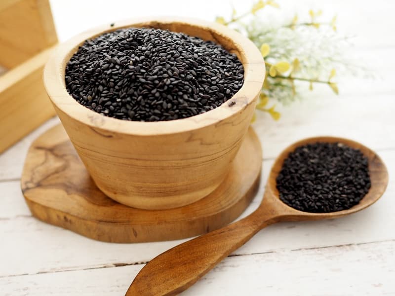 کنجد سیاه محلی؛ تقویت دندان استخوان 3 کابرد دارویی غذایی آرایشی