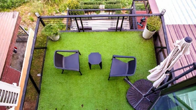 چمن مصنوعی برای بالکن؛ جنس پلی اتیلن پلی آمید کم تراکم ماندگاری بالا