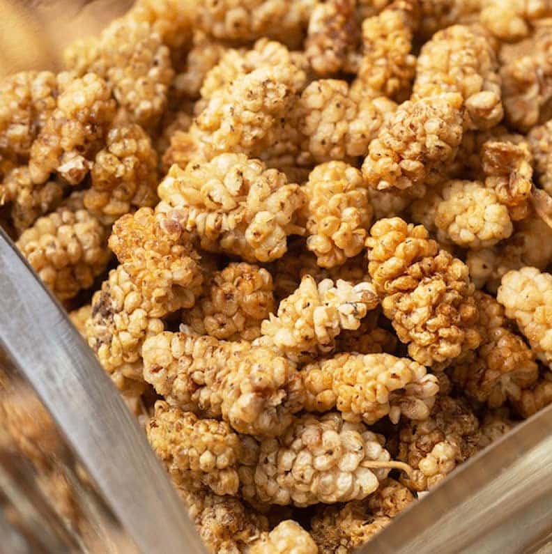 توت خشک در یزد؛ درشت پر گوشت طبع گرم حاوی ویتامین C