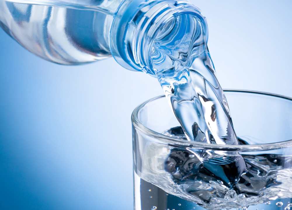 آب معدنی اصفهان؛ خالص شفاف بطری پلاستیکی بسته بندی 6 عددی