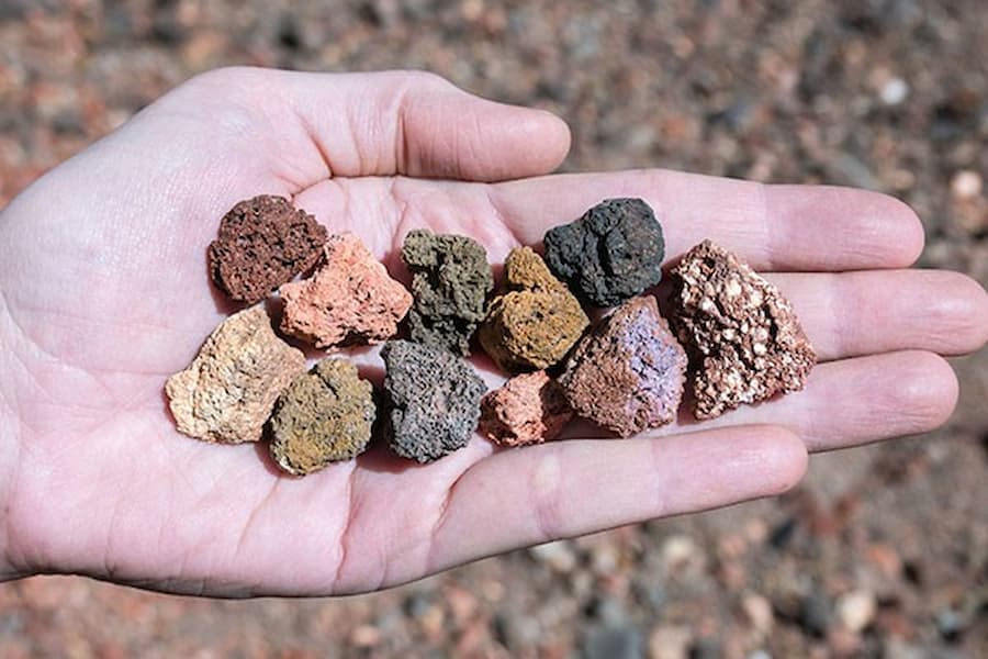 پوکه معدنی (pumice) عدسی بادامی ماسه ای مناسب قلمه زنی صنعت ساختمان