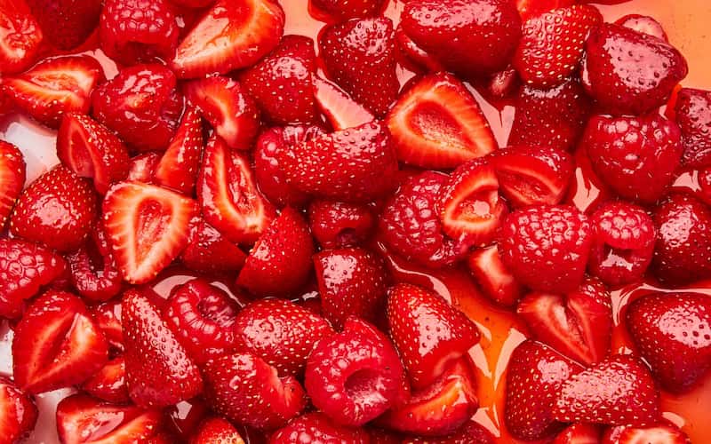 توت فرنگی جیرفت؛ ترش شیرین تزئین کیک شیرینی مناسب بارداری افسردگی